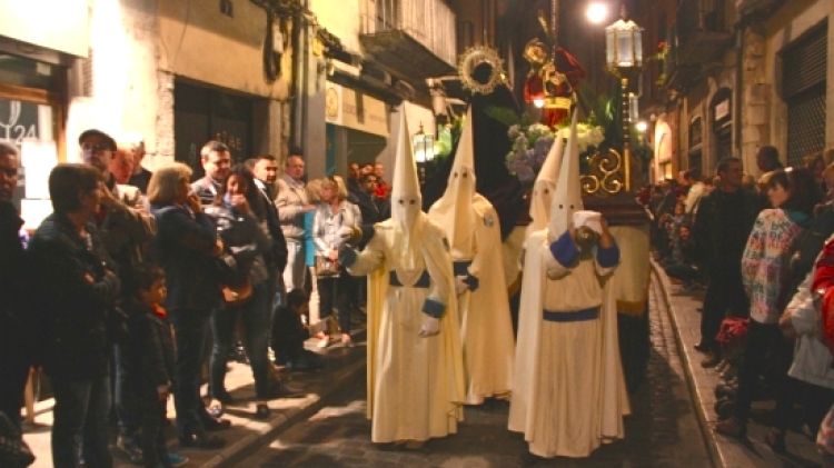 Un dels passos de la processó del Sant Enterrament de Girona, aquesta nit © ACN