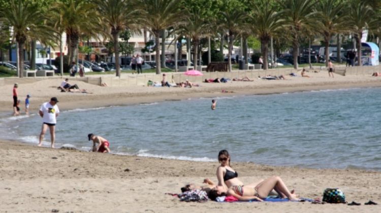 Turistes a la platja de Roses el divendres Sant © ACN