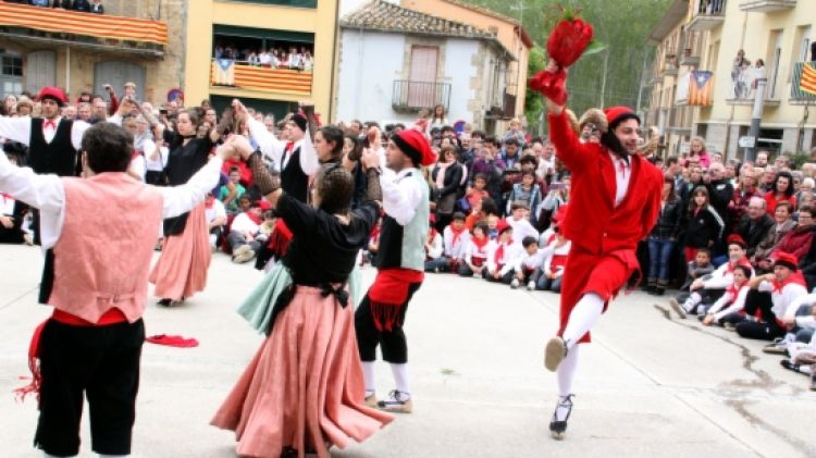 El cornut tria una de les noies i se l'emporta al final del ball © ACN