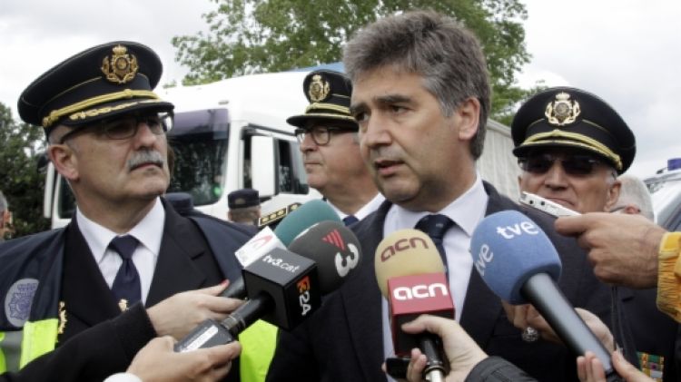 El director general de la policia espanyola, Ignacio Cosidó, atenent la premsa avui a la Jonquera © ACN