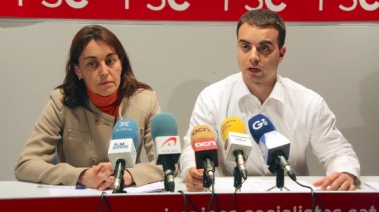 La primera secretària de l'agrupació local de Girona, Sílvia Paneque, i el secretari d'acció electoral, David Maldonado © ACN