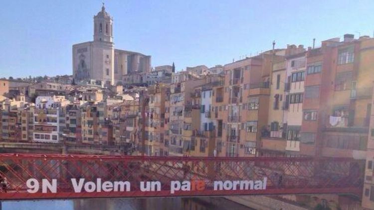 El lema al Pont de les Peixeteries Velles © Marc Bataller/Òmnium Gironès