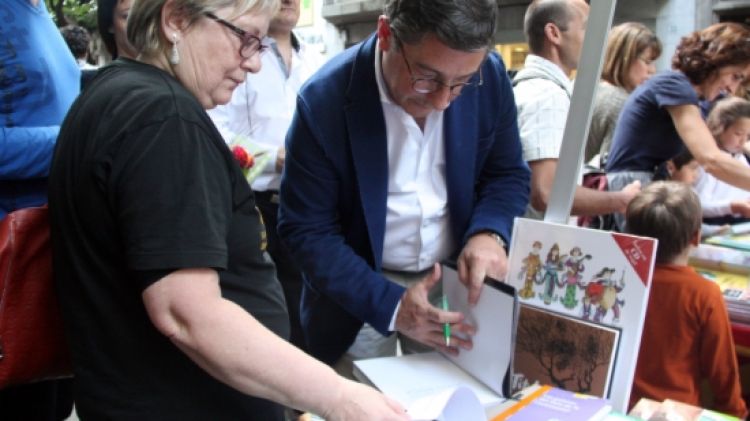 El xef Joan Roca signant el seu llibre a Girona © ACN
