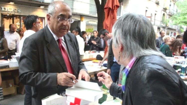 Joaquim Nadal, signant llibres el dia de Sant Jordi a la Rambla de la Llibertat de Girona © ACN