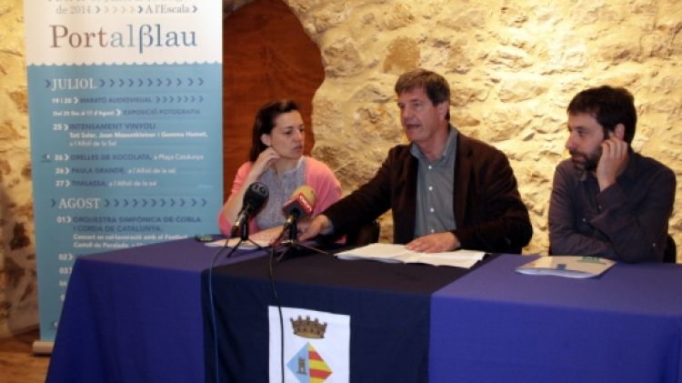 La directora del festival, Elisenda Trias, amb l'alcalde de l'Escala, Estanis Puig, i Jaume Pla, de Mazoni © ACN