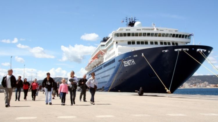 El creuer 'Zenith', avui a Palamós © ACN