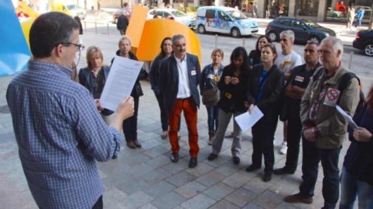 El sindicat CCOO ha llegit un manifest a les portes de la Delegació del Govern © ACN