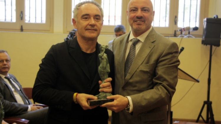 El xef Ferran Adrià rebent el premi Sirena © ACN