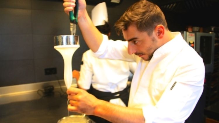 Jordi Roca preparant un dels seus postres a la cuina del Celler de Can Roca © ACN