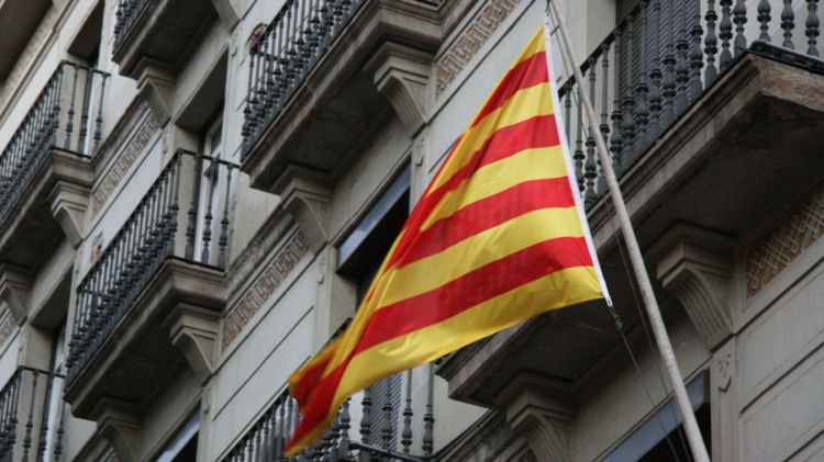 Senyera clavada a la façana d'un edifici © Josep Puigdemont