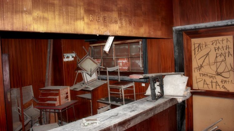 Recepció de l'antic hotel Bellafosca, molt deteriorat © territorioabandonado.org