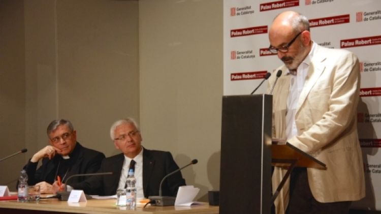 L'escriptor Josep Fonalleras pronuncia el seu discurs després de rebre el guardó © ACN