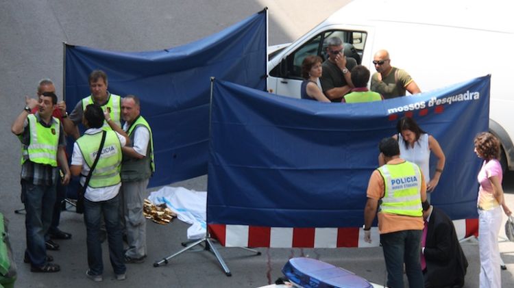 El cos de la dona morta, enmig del carrer, a Girona © ACN