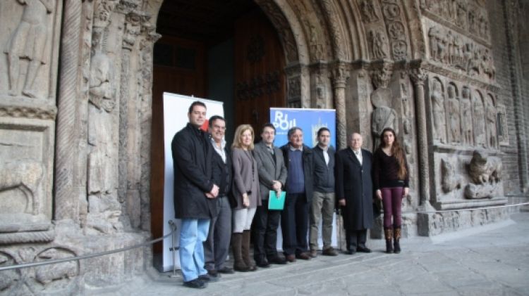 Els representants de la candidatura de la portalada del Monestir de Ripoll © ACN