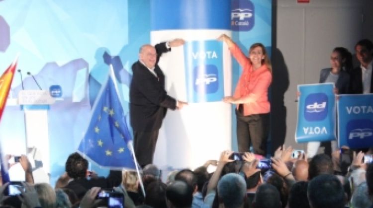 Alícia Sánchez-Camacho i Santi Fisas, enganxant el seu primer cartell a Castelldefels © ACN