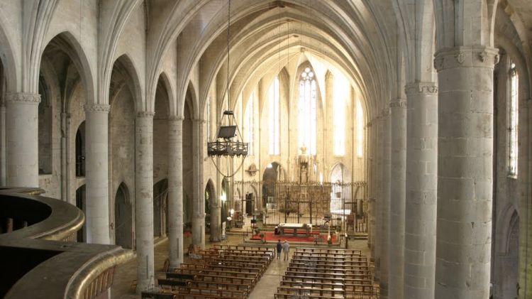 Interior de la Basílica de Santa Maria a Castelló d'Empúries