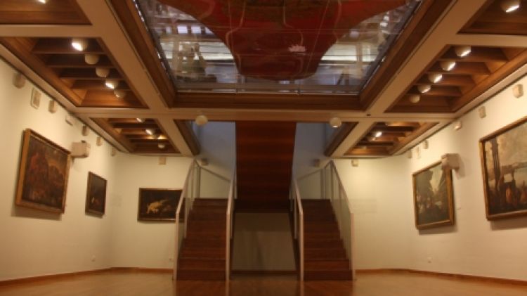 El gran penó de seda vermella està exposat al sostre d'una de les sales del Museu d'Art de Girona © ACN