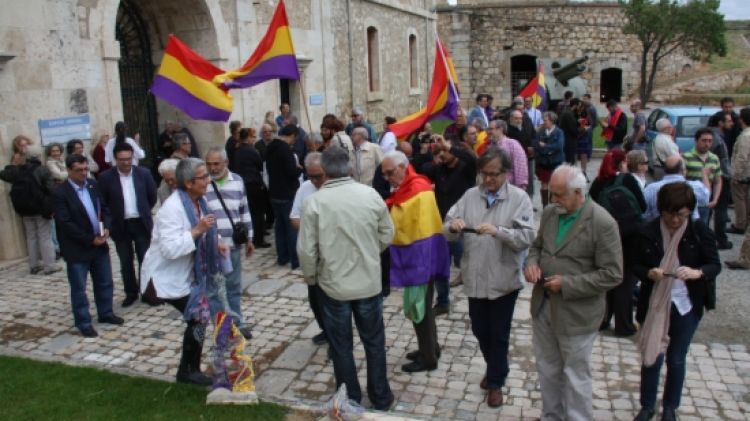 Ofrena floral que s'ha fet al Castell de Sant Ferran © ACN
