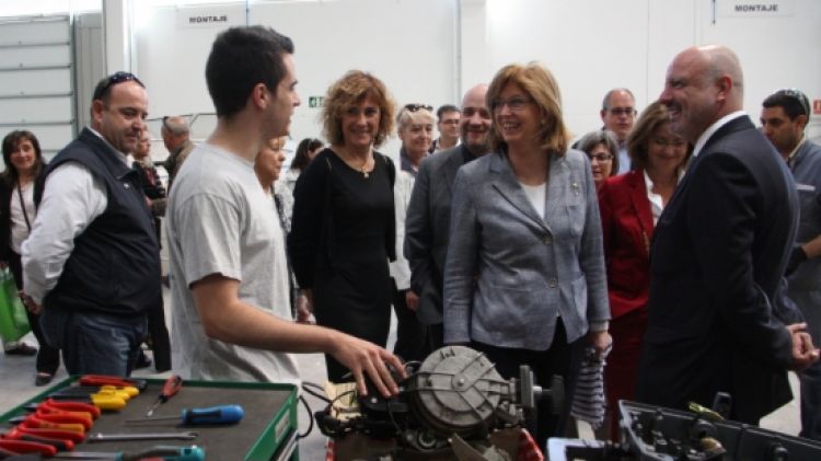 La consellera d'Ensenyament, Irene Rigau, ha visitat aquest dijous l'escola Nàutica de Castelló d'Empúries ©ACN