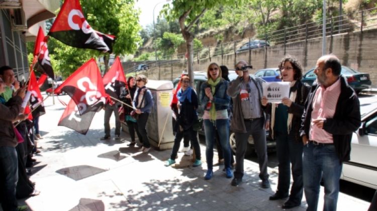 Una vintena de treballadors d'Agroxarxa protestant aquest dimecres a Lleida ©ACN