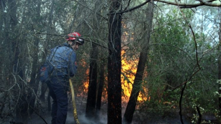 Bombers apagant les flames a Madremanya ©ACN