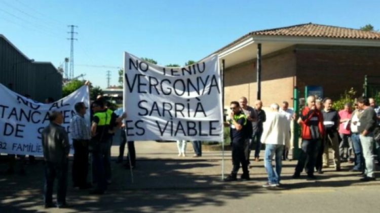 Part de la plantilla de la històrica paperera ha protestat aquest matí a les portes del centre © ACN