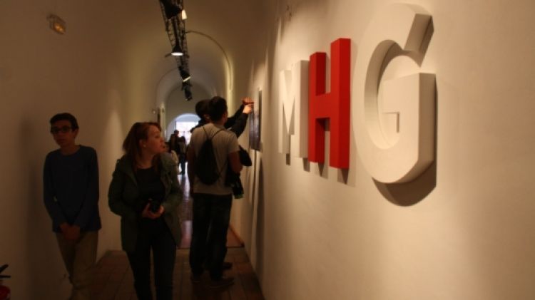 Visitants en un dels museus gironins, ahir a la nit © ACN