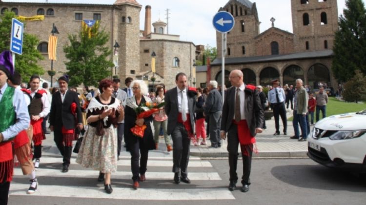 Diverses autoritats que han participat en la festa de Ripoll © ACN