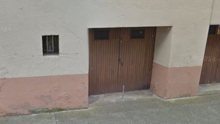Una de les marededéus encastada a la façana © Google Maps