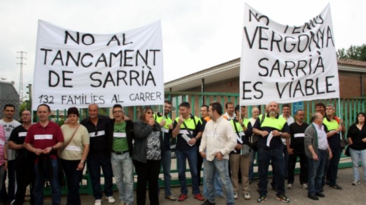 El comitè d'empresa i part de la plantilla de la Torraspapel de Sarrià de Ter © ACN