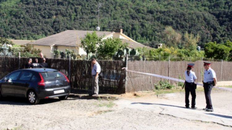 Agents dels Mossos d'Esquadra davant l'habitatge de la urbanització Rio Parc © ACN