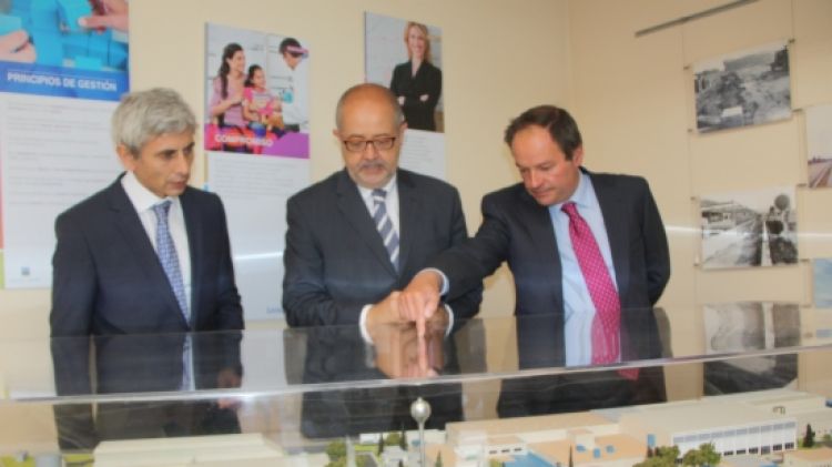 Felip Puig durant la visita a la planta que la multinacional farmacèutica Sanofi té a Riells i Viabrea ©ACN