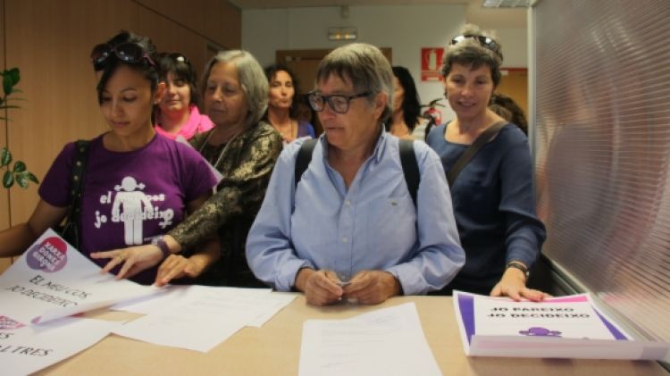 Un instant de la inscripció en el Registre de la Propietat de Girona ©ACN