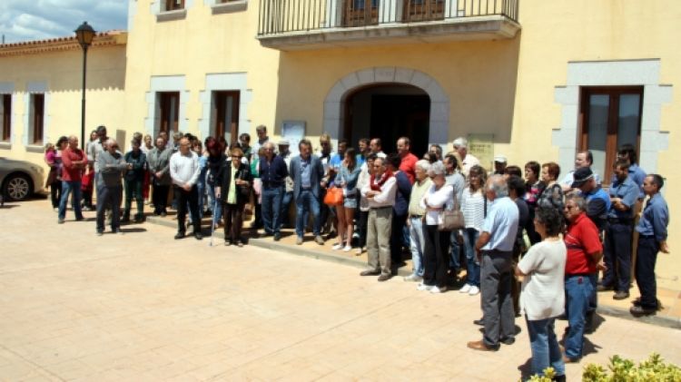 Minut de silenci davant l'ajuntament de Sant Feliu de Buixalleu ©ACN