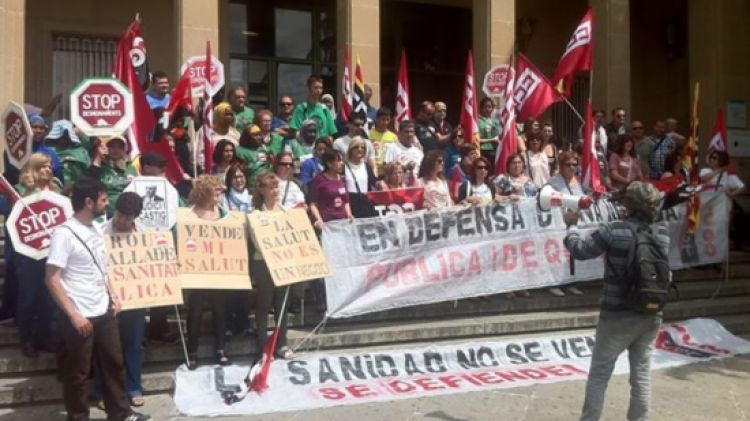 Un instant durant la concentració que s'ha fet davant de l'Hospital Trueta de Girona © ACN