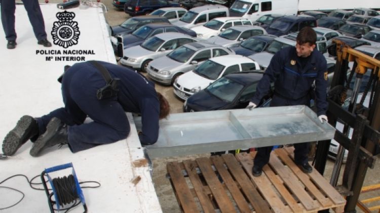 El tràiler interceptat a la Jonquera amb les planxes de cocaïna amagada a la carrosseria del vehicle © ACN