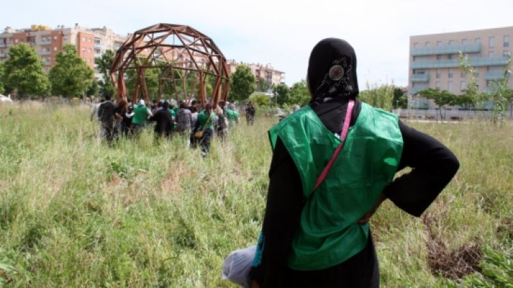 La PAH traslladant la rulot, l'escultura i la tenda de l'antic hort a nou © ACN