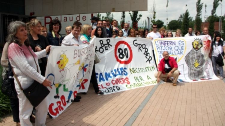 La plantilla ha protestat aquest migdia amb pancartes al davant del Palau de Justícia © ACN