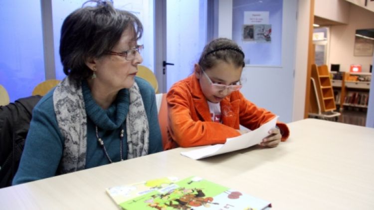 La Sara Lobete ajuda a llegir la Chaymae un cop per setmana © ACN