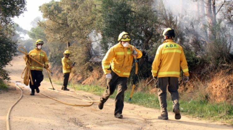 ADF treballant per impedir que el foc arribi a cases a Calonge, a l'incendi del Baix Empordà © ACN