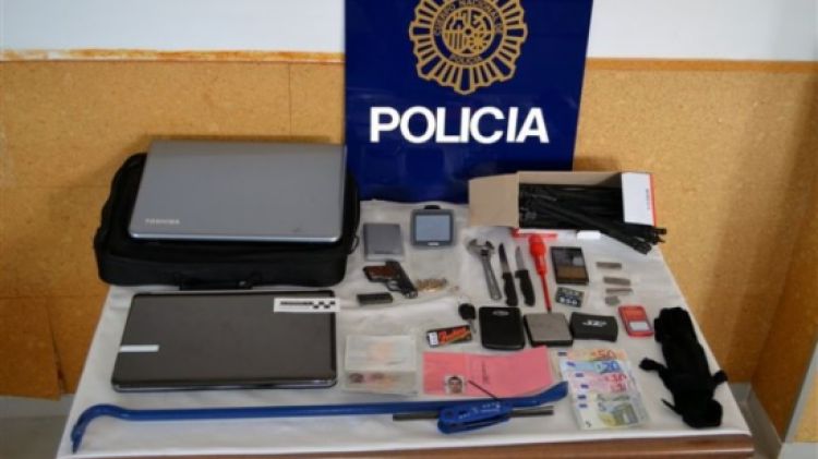 Diversos objectes intervinguts al detingut a la Jonquera © ACN