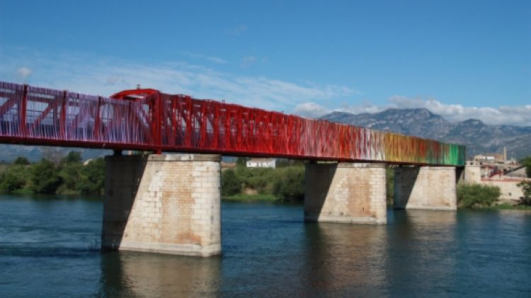 Antic pont del ferrocarril a Tortosa cobert amb cintes de colors © ACN