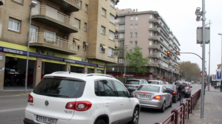 Diversos vehicles circulant per una de les carreteres principals de Girona (arxiu) © ACN