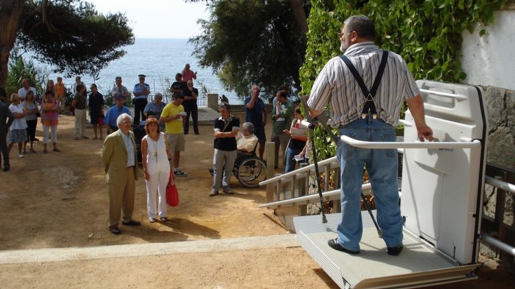 Un usuari fent us del nou elevador d'accés al camí de ronda © AG