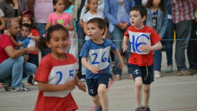 Uns alumnes de l'Escola Taialà participant en la tercera cursa solidària © ACN