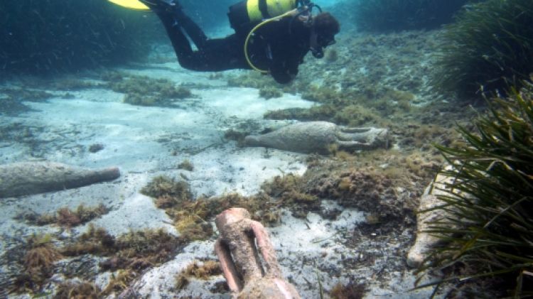Les rèpliques de les àmfores s'han situat a la zona de banyistes