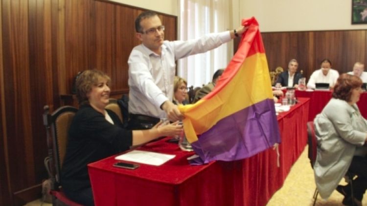 Pere Casellas retirant la bandera republicana després de les queixes del PP © ACN