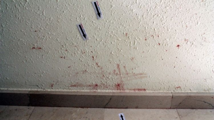 Restes de sang al replà dels baixos de l'edifici © ACN