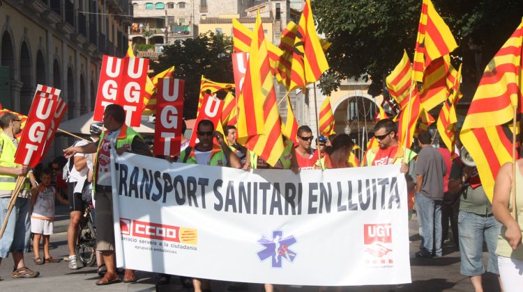 La manifestació d'aquest dimarts a la tarda dels treballadors del transport sanitari a Girona © ACN