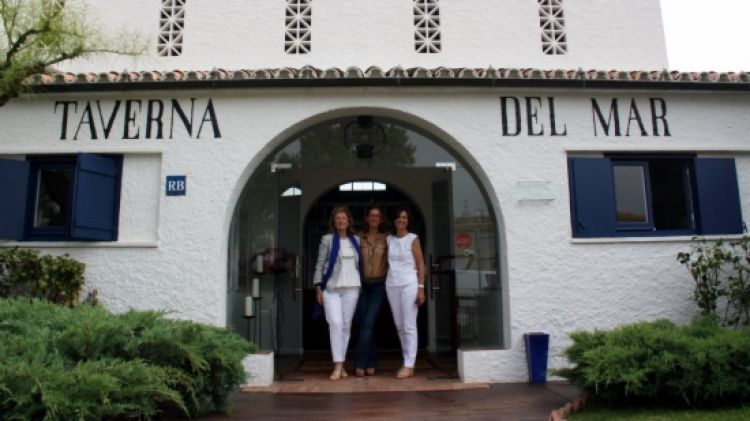 Les tres germanes Ensesa a la porta de la Taverna del Mar de S'Agaró © ACN